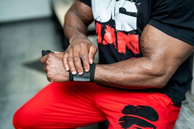 Güçlü kaslı erkek elleri. Sportif kaslı yetişkin kolları.