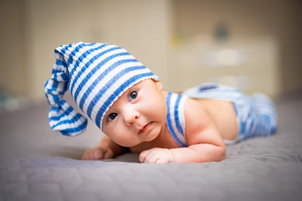 Porträt Eines Kleinen Babys Auf Dem Bett Kleines Neugeborenes Kostüm — Stockfoto