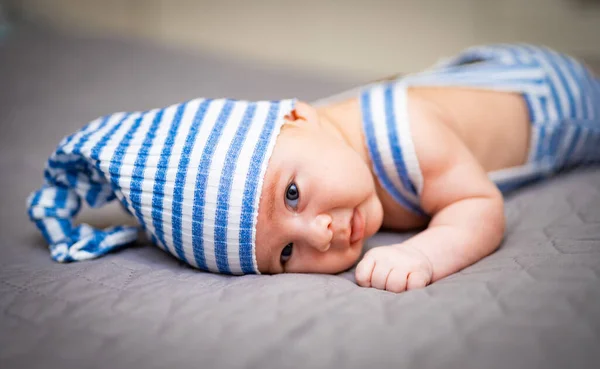 Niedliches Kleines Baby Auf Dem Bett Liegend Porträt Eines Kindes — Stockfoto