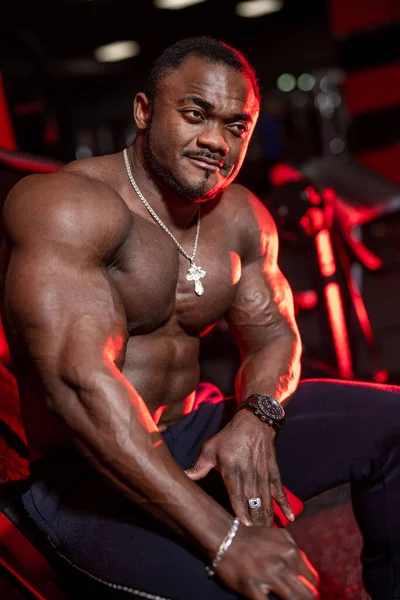 Entraînement Musculation Modèle Gars Homme Fort Athlétique Dans Salle Gym — Photo