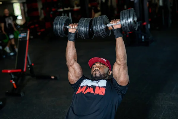 Spor Salonunda Ağırlık Kaldıran Yakışıklı Bir Atletik Jimnastik Salonunda Vücut — Stok fotoğraf