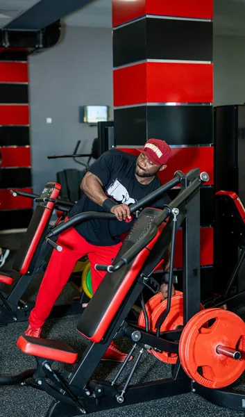 Starker Gutaussehender Bodybuilder Fitnessstudio Sportliches Muskeltraining — Stockfoto