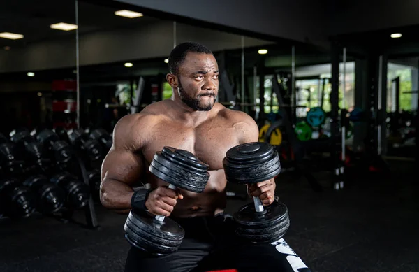 Knappe Naakte Bodybuilder Aan Het Trainen Sterke Gespierde Man Doet — Stockfoto