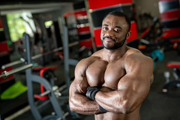 Homem Atlético Forte Com Corpo Muscular Torso Fisiculturista Muscular Posando — Fotografia de Stock