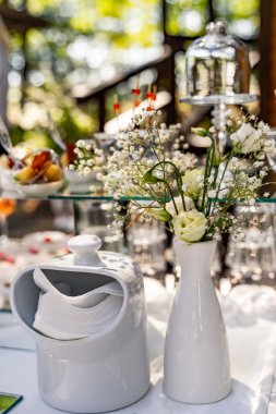 Lüks masa yemek atıştırmalıklarıyla dolu. Catering düğün kutlaması.