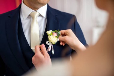 Düğün erkek aksesuar takımı. Şatafatlı, zarif bir gelinlik..