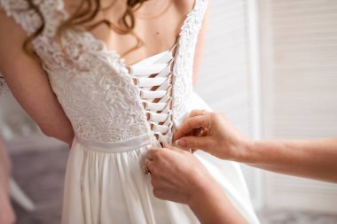 Modaya uygun gelin hazırlığı. Gelinlik hazırlanıyor..