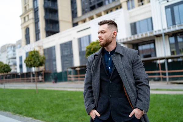 Hombre Negocios Alegre Caminando Por Calle Exitoso Joven Guapo Traje —  Fotos de Stock