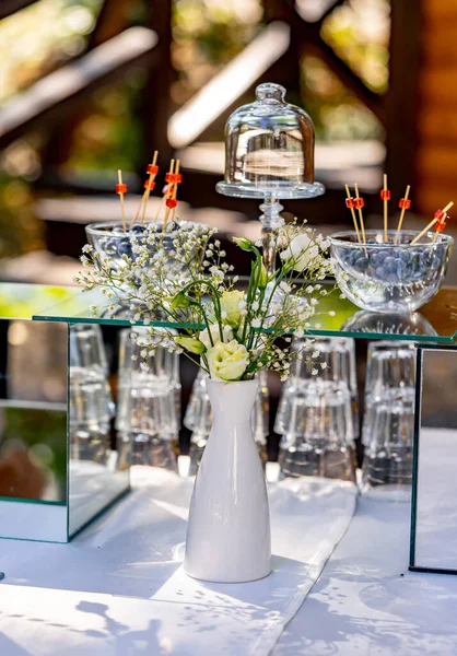 Düğün büfesi konsepti. Parti reataurant catering ziyafeti.