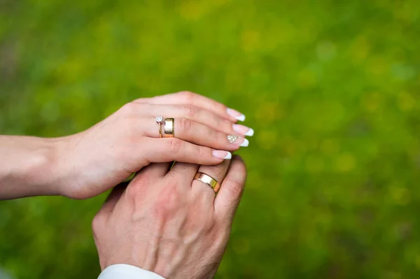 Outdoor Bridal Love Hands Romantic Couple Wedding Hands Close — стоковое фото