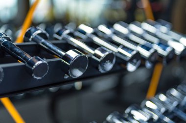 Jimnastik aletleri görüş açısını kapatıyor. Atletik spor eğitim ekipmanları.