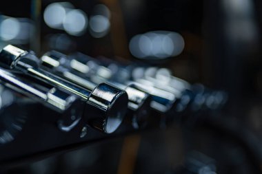 Atletik spor eğitim ekipmanları. Spor aletleri görüntüyü kapatın.