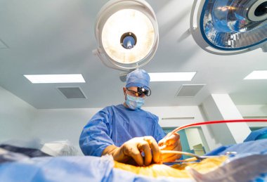 Maskeli profesyonel cerrah. Üniforma konusunda uzman doktor..