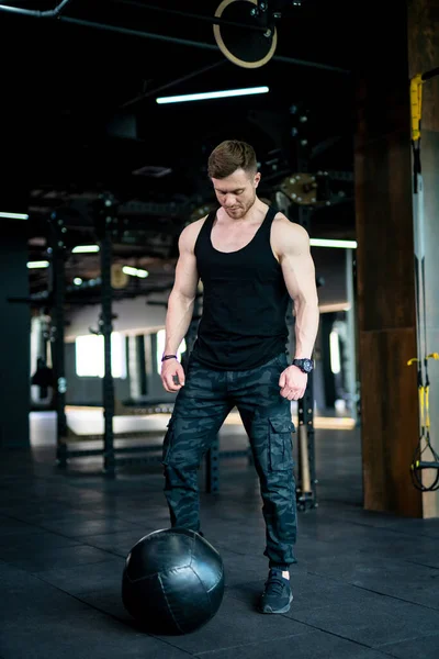 Muskulöser Starker Mann Beim Training Fitnessstudio Junger Lifestyle Bodybuilder — Stockfoto