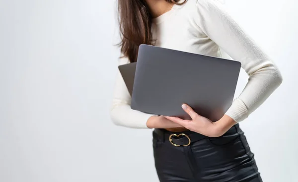 女性の手に灰色のラップトップ 現代の技術コンピュータデバイス — ストック写真
