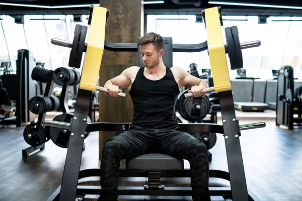 Athletischer Junger Kerl Beim Training Starker Schöner Mann Trainiert Fitnessstudio — Stockfoto