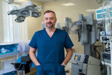 Acil serviste profesyonel cerrahın portresi. Hastanede duran üniformalı bir cerrahi uzmanı..