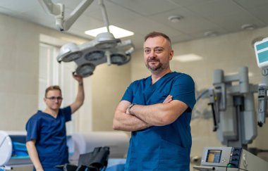 Acil serviste cerrahi uzmanı. Yeni teknoloji cerrahi doktoru..