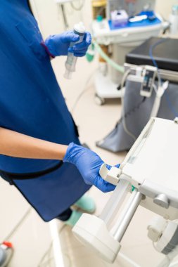 Üniformalı tedavi gören bir tıp doktoru. Hemşire ameliyathaneyi hazırlıyor..