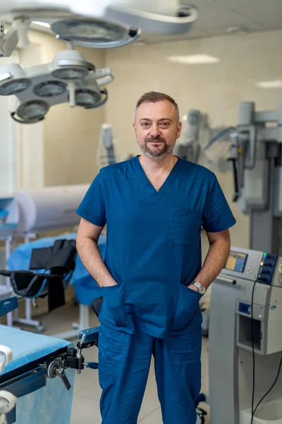 Χειρουργός Στολή Στο Νοσοκομείο Πορτρέτο Του Επαγγελματία Χειρουργού Στα Επείγοντα — Φωτογραφία Αρχείου