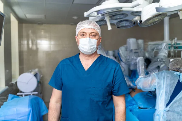 Porträtt Läkare Glas Stående Operationssalen Professionell Kirurg Blå Uniform Och — Stockfoto