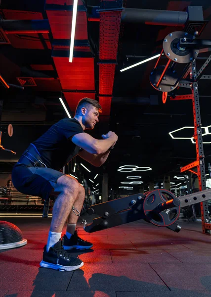 Sportlicher Junger Mann Beim Training Seines Körpers Mann Treibt Sport — Stockfoto