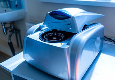 Modern laboratuvar bilimsel ekipmanları. Profesyonel mikroskop hastane tedavisi.