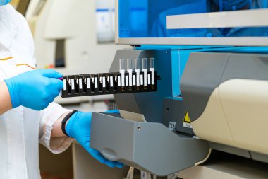 Bilimsel mikrobiyoloji testi analiz ediyor. Modern laboratuvar ekipmanları kapatın..