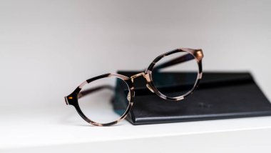 Vision stil düzeltici aksesuar. Görme yeteneği modern güneş gözlükleri.