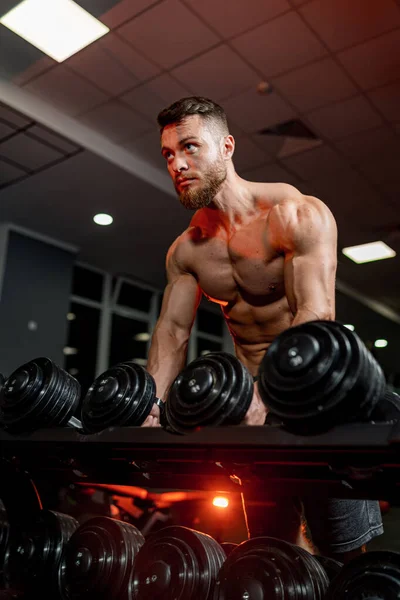 強い筋肉質の男がジムで働いている 裸の胴トレーニングとアスレチックスポーティボディビルダー — ストック写真