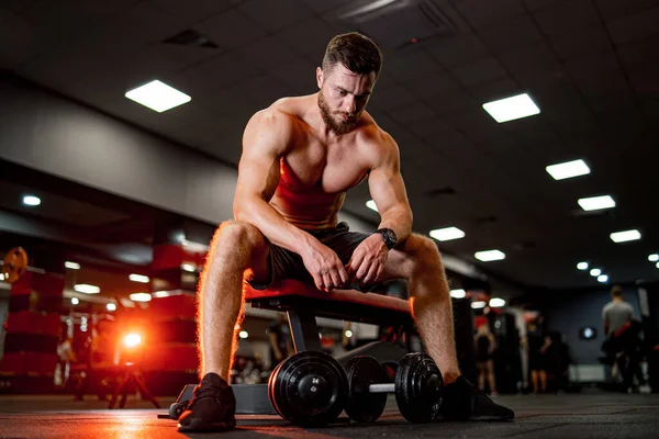 Muskulöser Mann Mit Nacktem Oberkörper Der Seinen Körper Trainiert Fleißiger — Stockfoto