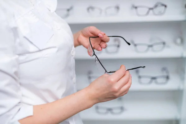 Kvinnlig Hand Med Solglasögon Modernt Tillbehör Till Glasögon — Stockfoto