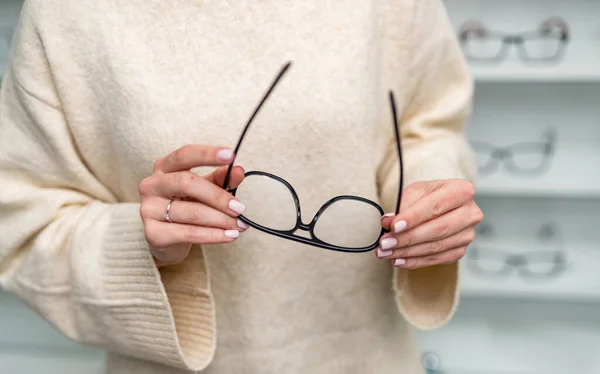 Gözlüklü Modern Gözlüklü Şık Mercekli Ele Tutuşan Şık Gözler — Stok fotoğraf