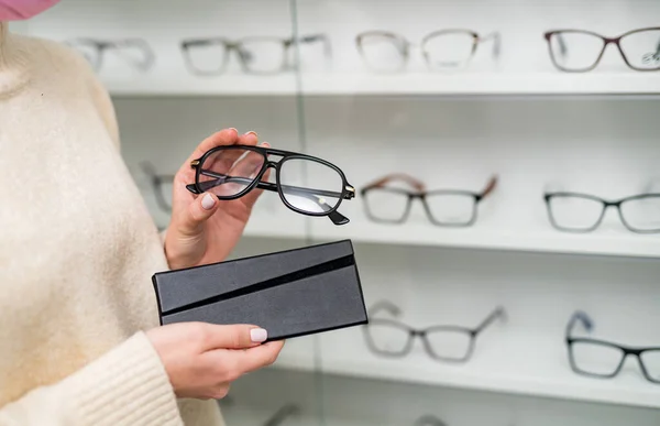 Occhiali Alla Moda Moderni Che Tengono Mano Accessori Occhiali Ottici — Foto Stock