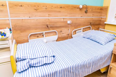 Hastane modern temiz koğuşu. İçerideki sağlık hizmetleri klinik tedavi.