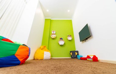Çocukların oyun odasının içi. Renkli kreş dekorasyonu..