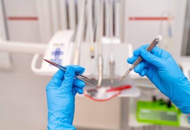 Diş kliniğindeki çeşitli paslanmaz çelik aletlere yakından bakın. Ortodonti ve tıbbi aletler kavramı.