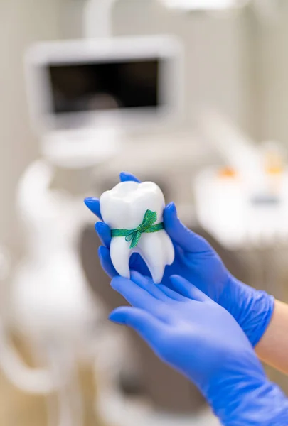 Muestra Dientes Las Manos Odontología Profesional Sosteniendo Muestra Plástico — Foto de Stock