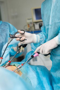 Ameliyathane cerrah ekipmanı. Profesyonel cerrah. Yakın çekim..