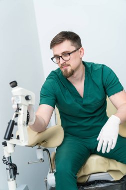 Klinik profesyonel doktor. Kendine güvenen çekici doktor..