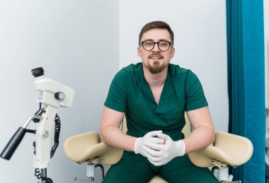 Gözlüklü ciddi bir erkek doktor. Üniformalı profesyonel tıp işçisi..