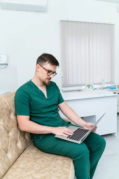 Profesionální Nemocniční Terapeut Doktor Uniformě Pracující Laptopem — Stock fotografie