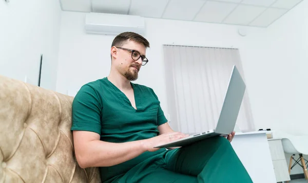 Doctor Uniform Working Laptop Professional Hospital Doctor Therapist — Φωτογραφία Αρχείου