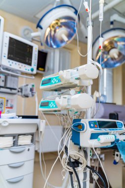 Modern hastane acil servisi. Profesyonel tıbbi cerrahi ekipmanları.