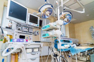 Profesyonel tıbbi cerrahi ekipmanı. Modern hastane acil servisi..