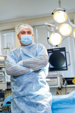 Modern hastane odasında kendine güvenen profesyonel bir doktor. Gülümseyen orta yaşlı erkek doktor..