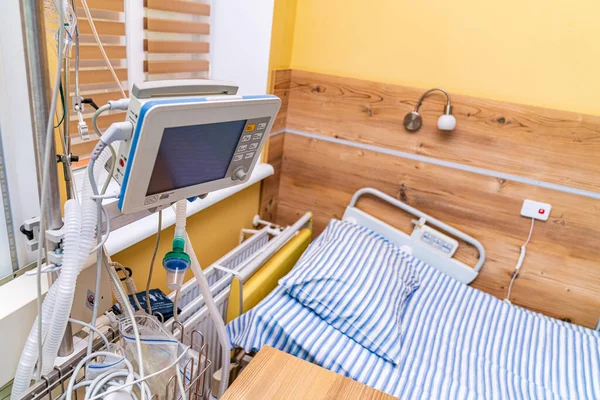 Empty Emergency Ward Hospital Room Modern Technologies Equipped — Stockfoto