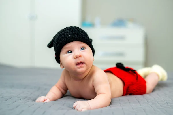 Bebê Recém Nascido Deitado Cama Macia Pequeno Bebê Infância Bonito — Fotografia de Stock