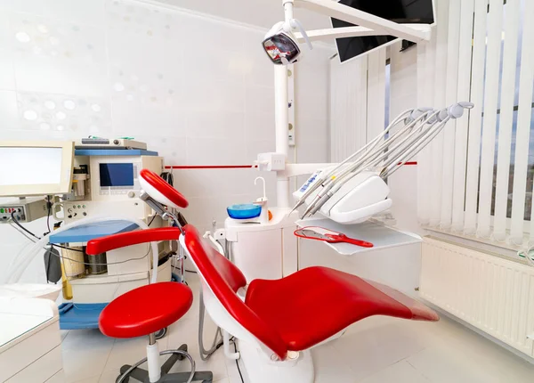 Gabinet Dentystyczny Jasna Gablota Stomatologiczna Sterylnym Wyposażeniem — Zdjęcie stockowe