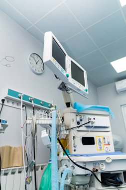 Ameliyat için modern hastane aletleri. Hafif steril odada cerrahi profesyonel ekipman.